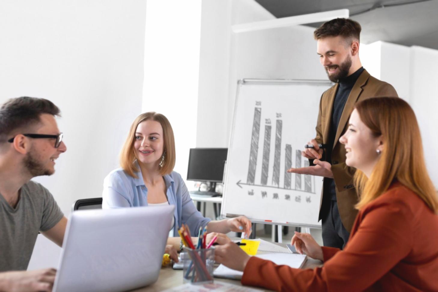 Teilnehmer analysiert Finanzdaten am Laptop in modernem Büroumfeld